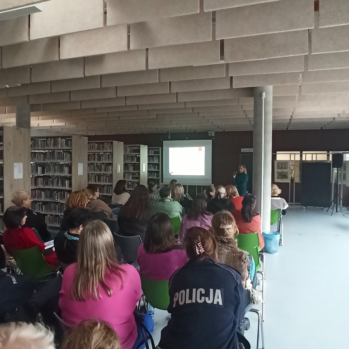 Cyberprzemoc, seksting, stalking czyli szansa dla niewidocznych – praktyczne aspekty funkcjonowania adolescentów w sieci dla osób pamiętających Gadu-Gadu i dyskietki”